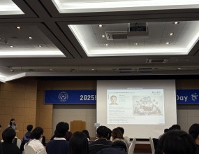 보령 비체펠리스에서 진행된 응용화학공학과 하계 워크샵에 다녀왔습니다!
우리 실험실 소개는 구유진 학생이 멋지게 발표해주었고,
학부생 캡스톤 디자인 포스터 발표에서는 박민정 학생이 최우수상을 수상하였어요!장기자랑 시간에는 3학년 학부생 친구들이 빅뱅의 ‘붉은 노을’을 완창해주며 열기를 더해주었습니다.모든 일정이 끝나고 다 같이 모여서 교수님께서 사주신 치킨과 함께 게임을 하며 즐거운 시간을 보냈답니다~