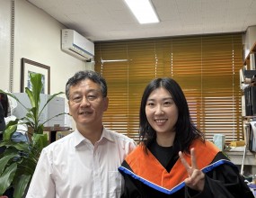 이소정 언니의 박사 졸업을 함께 축하했어요:)
식집사 언니를 위해 식물 두 종류와 케이크를 준비해서 작은 파티를 열었답니다~
소정 박사님, 진심으로 졸업 축하드려요!! 