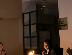 송동연 언니의 생일을 함께 축하했어요;)
무화과를 좋아하는 언니를 위해 특별히 무화과 케이크를 준비했고, 랩미팅이 끝난 뒤 다 같이 깜짝 파티를 열었습니다. 예상치 못한 케이크 등장에 언니도 정말 즐거워하셔서 모두가 기분 좋은 시간이었답니다. 