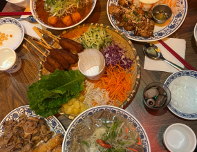 박유진 언니 생일을 맞아 함께 축하하는 자리를 가졌습니다~어은동 반마이에서 식사를 함께했고, 이후 리틀딜라잇 미니케이크로 간단히 생일 축하를 진행했습니다.&nbsp;바쁜 일정 속에서도 잠시 시간을 내어 함께 식사할 수 있었던 의미 있는 시간이었습니다.박유진언니 생일축하해요!!