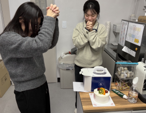 이소정 언니 생일을 맞아 함께 축하하는 자리를 가졌습니다.
새벽에 진행된 케이크 파티에는 많은 인원이 함께하지는 못했지만, 생일 당일에는 두루치기집에서 모두 함께 모여 생일을 축하했습니다.&nbsp;처음에는 생일날 두루치기집이 의아했는데, 알고 보니 완전 맛집이었습니다.
이소정 언니 생일 축하드립니다!