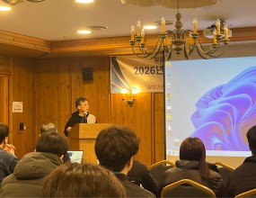 무주 덕유산 리조트에서&nbsp;2박&nbsp;3일 동안&nbsp;ADD, GW&nbsp;워크샵을 진행했습니다!이번 워크샵에서는 교수님의 개회사와 송동연 언니의 발표가 있었습니다.저녁으로는 맛있는 고기와 닭볶음탕도 먹었다는..!숙소에서는 닌텐도도 하면서 즐거운 시간을 보냈답니다>.<&nbsp;