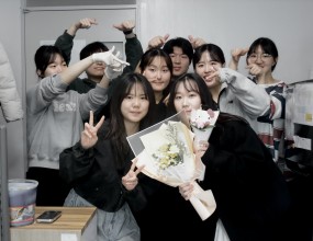 여러분 민정이 학사 졸업했어요~!!이제 새롭게 시작하는 대학원 생활도 화이팅♥(사진은 소윤언니가 카메라로 예쁘게 찍어주셨답니다ㅎ.ㅎ)